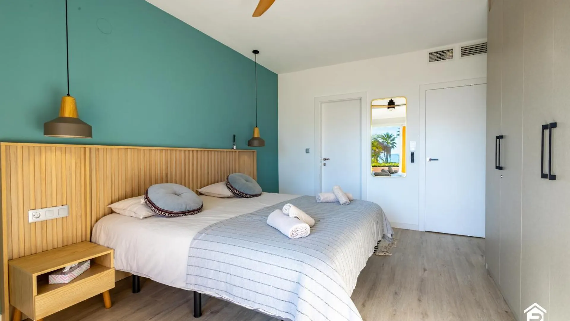 Apartment Los Molinos On The Beachfront With Pool Estepona
