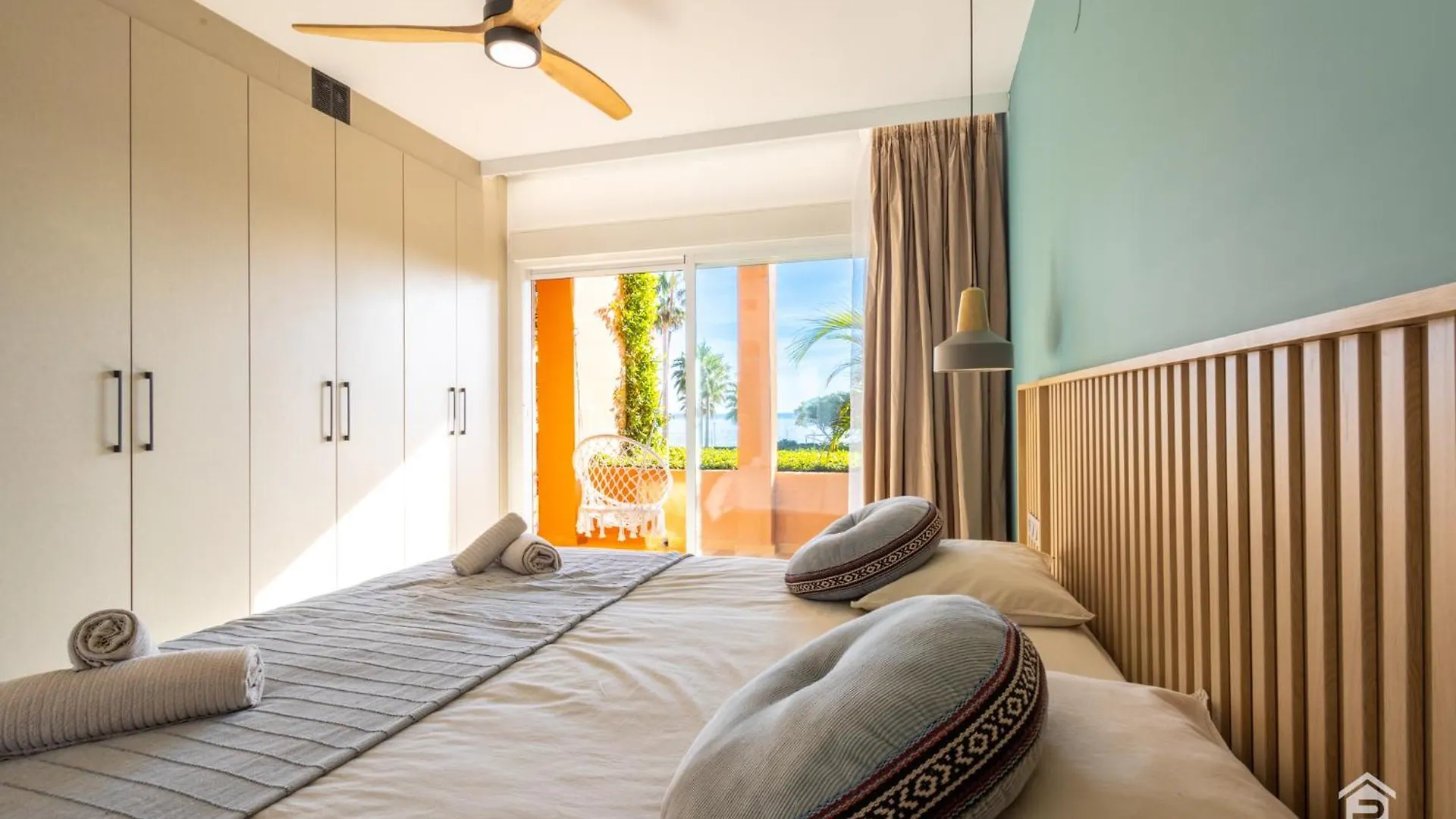 Apartment Los Molinos On The Beachfront With Pool Estepona